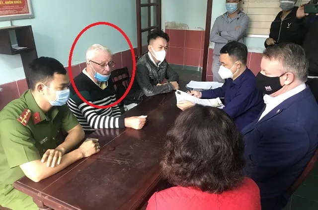 Đối tượng Divers Kenneth (khoanh tròn đỏ) tại cơ quan công an. Ảnh: CACC