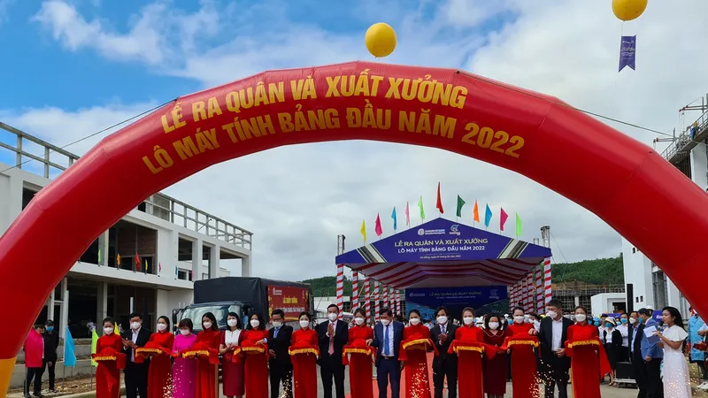 Lãnh đạo TP Đà Nẵng cùng Danang IT Park, Trungnam EMS cắt băng xuất xưởng lô máy tính bảng đầu năm 2022