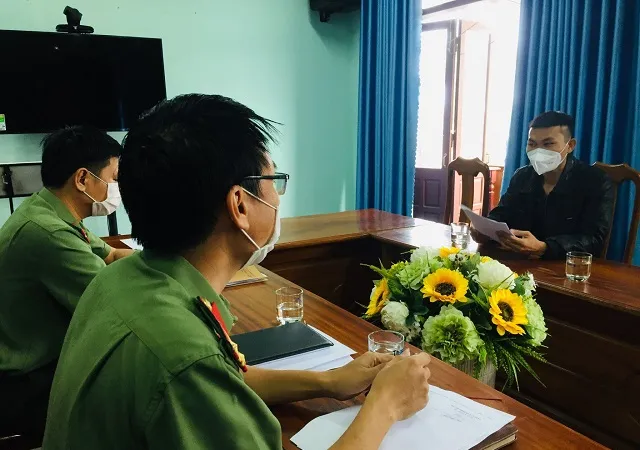 Cơ quan Công an làm việc với thanh niên vi phạm