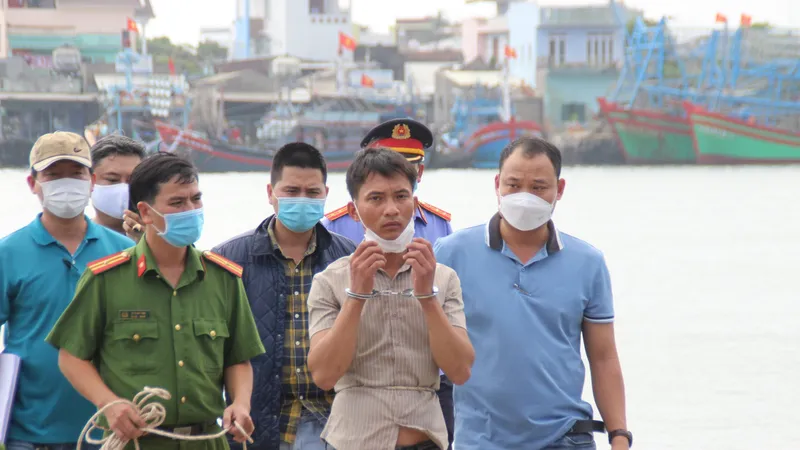 Lực lượng chức năng đưa đối tượng Trần Văn Viên đến dựng lại hiện trường để thực nghiệm điều tra vào ngày 17-2. Ảnh: NGUYỄN CƯỜNG