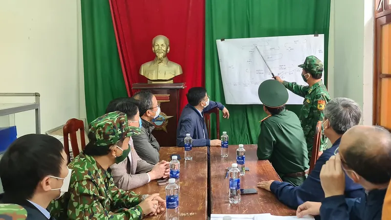 Các đơn vị có liên quan họp nhanh triển khai công tác tìm kiến người gặp nạn. Ảnh: NGUYỄN CƯỜNG