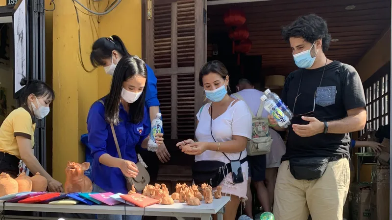 Hai du khách nước ngoài thích thú với chương trình. Ảnh: NGUYỄN CƯỜNG