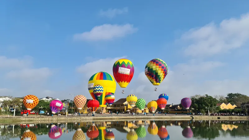 Du khách mê mẩn ngắm khinh khí cầu lần đầu tiên ở Hội An 