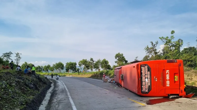 Vụ tai nạn khiến 4 hành khách trên xe bị thương được đưa đi cấp cứu