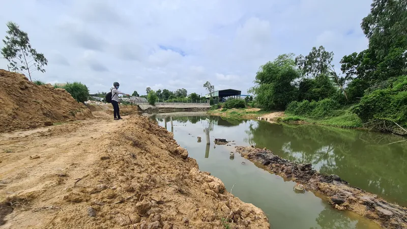 Công ty Thái Bình tự ý san ủi lấp một phần con suối, xây mới bờ kè. Ảnh: NGUYỄN CƯỜNG