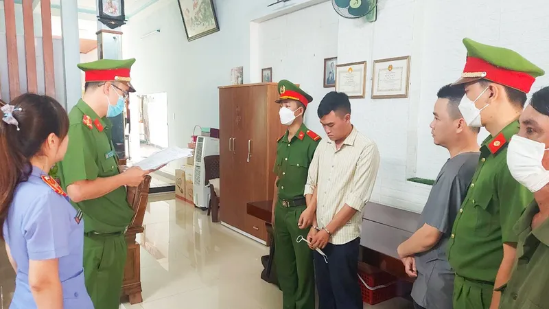 Cơ quan công an đọc quyết định bắt tạm giam đối với Diệp Hải Bình
