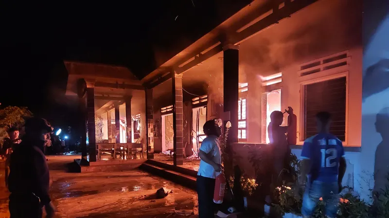 Hơn 1 giờ đồng hồ, các lực lượng mới khống chế được đám cháy
