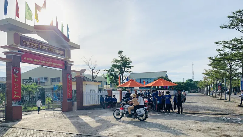 Hình ảnh chiến sĩ CSGT chở thí sinh bị hỏng xe đến điểm thi được một người dân chụp lại