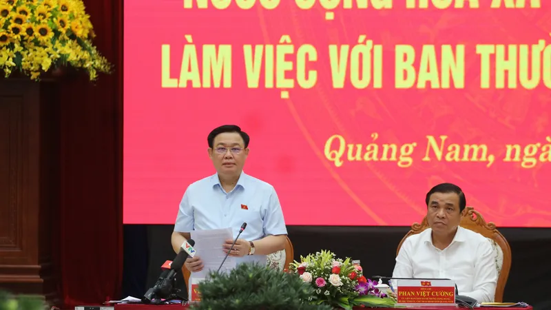 Chủ tịch Quốc hội đánh giá cao thành tích của tỉnh Quảng nam thời gian qua. Ảnh: NGUYỄN CƯỜNG