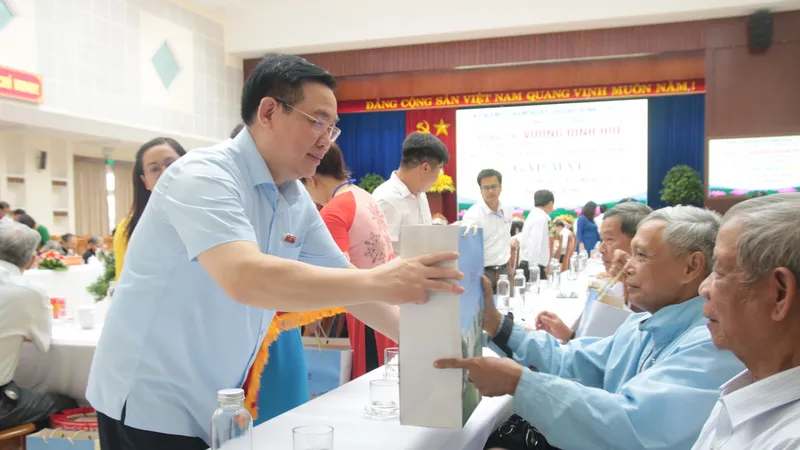 Chủ tịch Quốc hội tặng quà cho người có công tiêu biểu của tỉnh Quảng Nam. Ảnh: NGUYỄN CƯỜNG