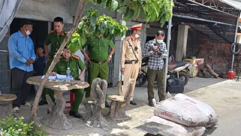 Phát hiện xe khách chở gần 400kg mỡ động vật bốc mùi hôi thối