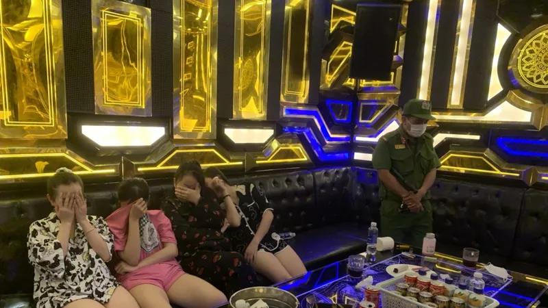 Phát hiện 8 nam nữ phê ma túy trong quán karaoke