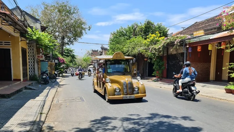 Xe điện vận tải khách tham quan du lịch được Hội An thí điểm triển khai. Ảnh: NGUYỄN CƯỜNG