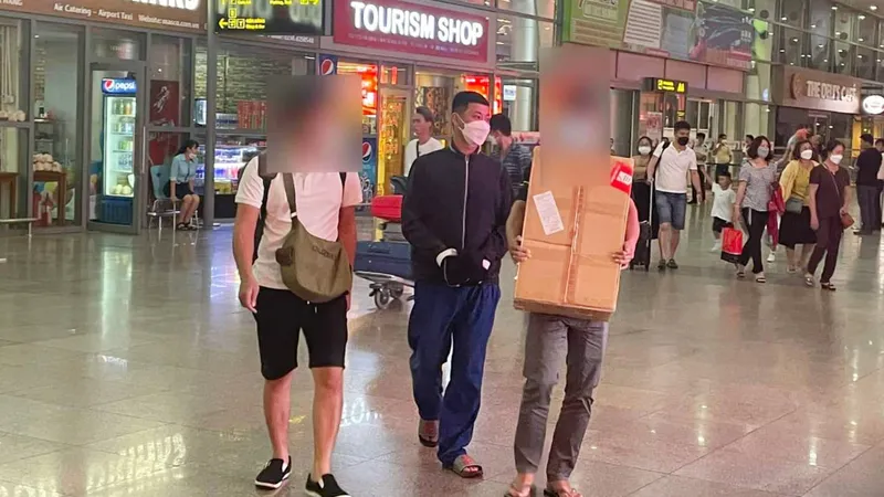 Đối tượng Đặng Văn Thêm (ở giữa) được lực lượng trinh sát dẫn giải về huyện Duy Xuyên (tỉnh Quảng Nam). Ảnh: CACC