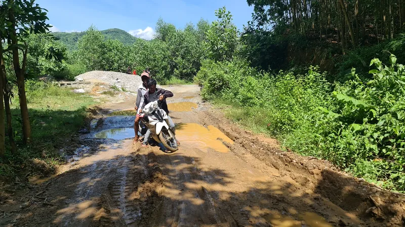 Tuyến đường đi trung tâm xã Trà Bui (huyện Bắc Trà My, tỉnh Quảng Nam) còn ngổn ngang, tiềm ẩn nguy cơ tai nạn giao thông. Ảnh: NGUYỄN CƯỜNG