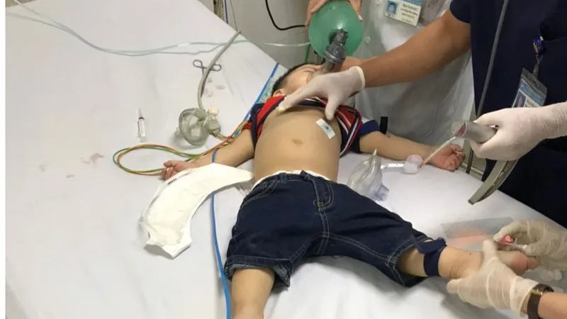 Cháu bé được đưa đến bệnh viện trong tình trạng ngưng thở, ngưng tim