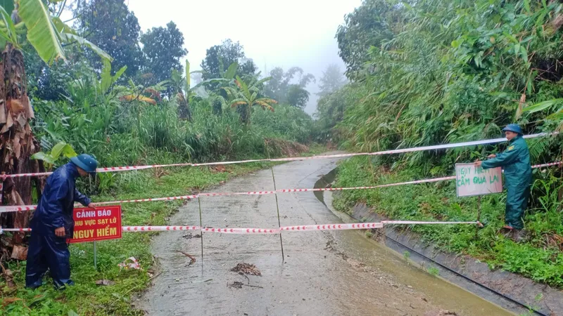 Lực lượng chức năng giăng dây, cắm biển báo cấm người dân đi qua đoạn đường nguy hiểm