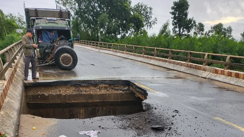 Điểm sói lở tại Quốc lộ 14B sâu hơn 1m xuất hiện sau trận mưa lớn vào đêm 14-10