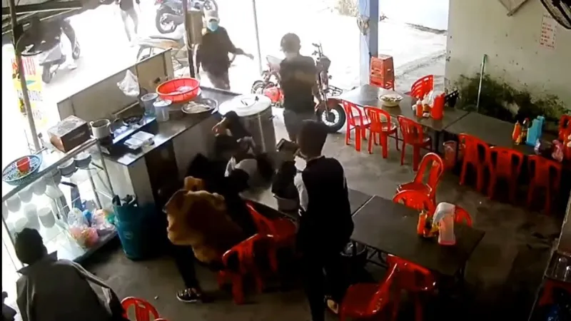 Các đối tượng xông vào đánh các em học sinh một cách dã man. Ảnh chụp màng hình từ clip