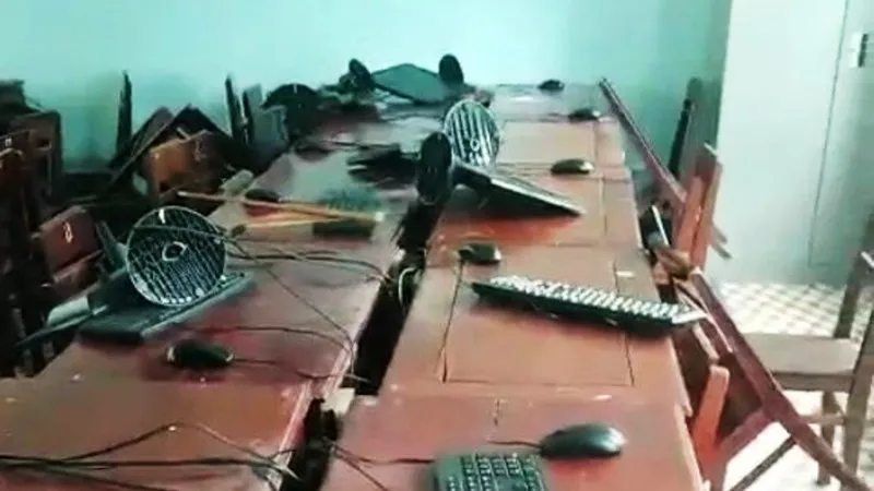 Hàng chục máy vi tính bị nhóm học sinh đập phá