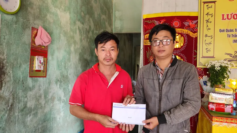 Trao tiền hỗ trợ của bạn đọc Báo SGGP cho gia đình anh Bùi Như Phấn