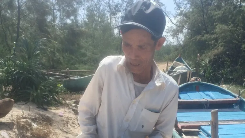 Ngư dân Phan Văn Vương đưa cá thể rùa về lại biển