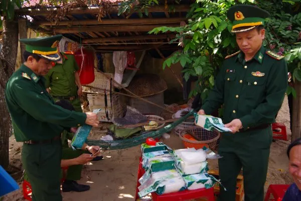 Đại diện Biên phòng Quảng Nam kiểm tra các gói "nghi" chứa ma túy được người dân trình báo