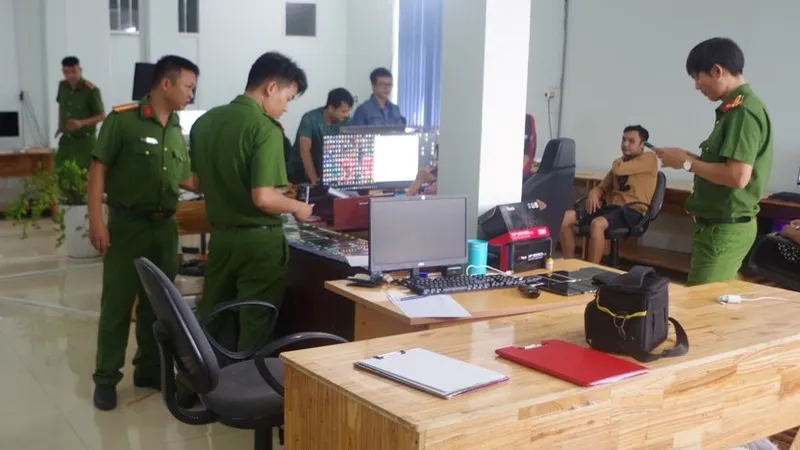 Lực lượng Công an khám xét trụ sở công ty của Phan Hoàng Song