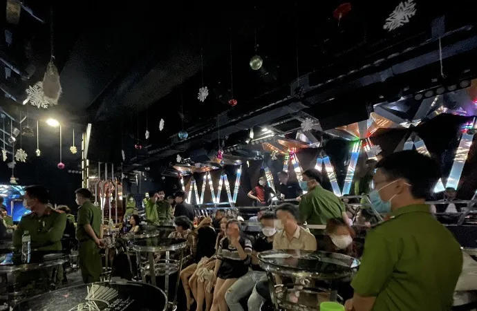 Lực lượng công an kiểm tra quán bar Diamond
