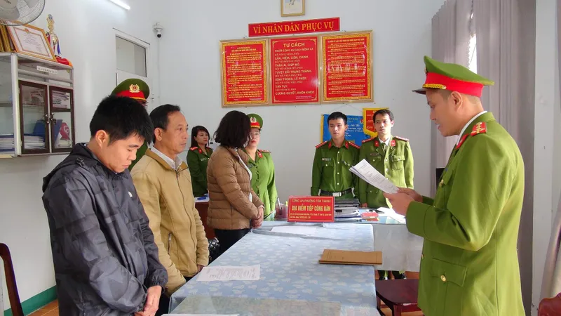 Cơ quan Công an đọc các quyết định khởi tố đối với các đối tượng