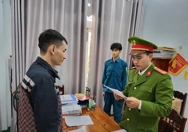 Lực lượng công an đọc các quyết định đối với Nguyễn Ngọc Châu