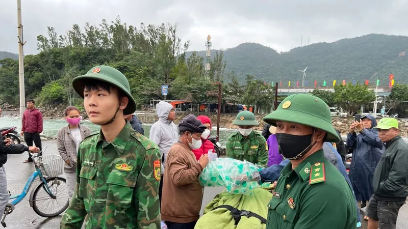 Lực lượng BĐBP tỉnh Quảng Nam đưa người dân tại đảo Cù Lao Chàm đi cấp cứu 