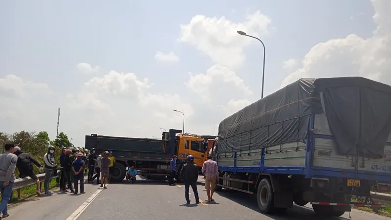Tai nạn giao thông liên hoàn giữa 5 xe tải, đường tránh Quốc lộ 1A tắc nghẽn cục bộ