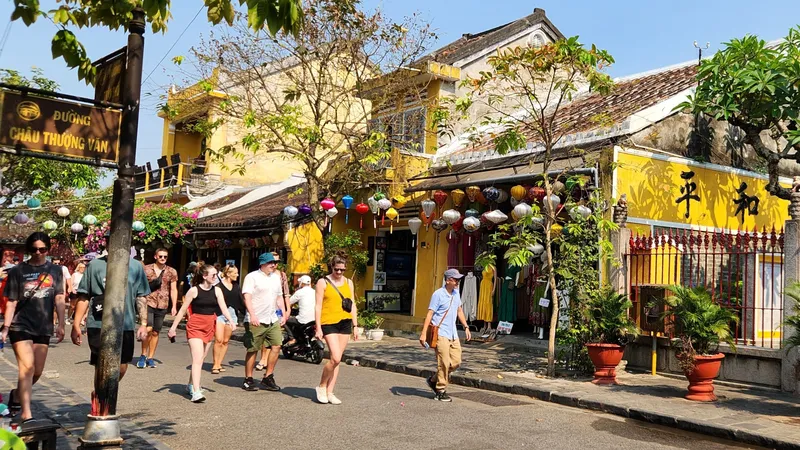Hội An lùi thời điểm phân luồng lối đi riêng dành cho người dân và du khách vào phố cổ