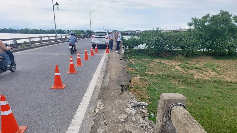 Quảng Nam: Người dân bất an khi thấy lan can cầu bị gãy một đoạn dài 