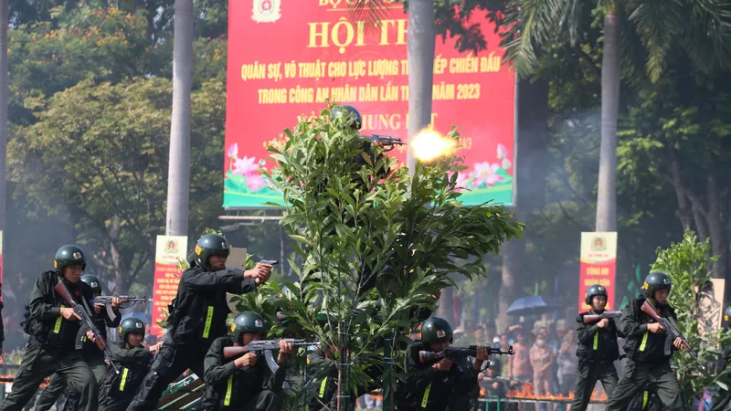 Hàng trăm cảnh sát cơ động biểu diễn võ thuật, bắn súng 