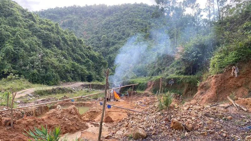 Công an triệu tập người hành hung phóng viên khi tác nghiệp tại bãi khai thác vàng trái phép