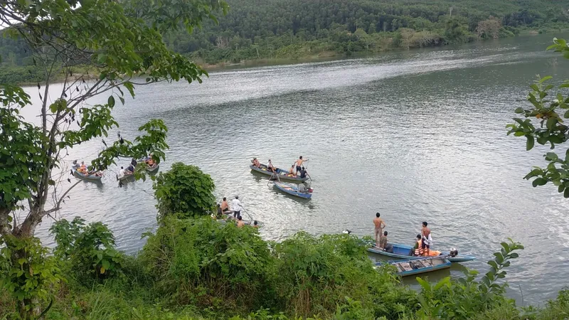 Lật ghe trên lòng hồ thủy điện, 2 người tử vong