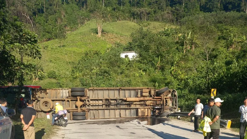 Lật xe tải trên đường Hồ Chí Minh, 1 người chết, 2 bị thương nặng
