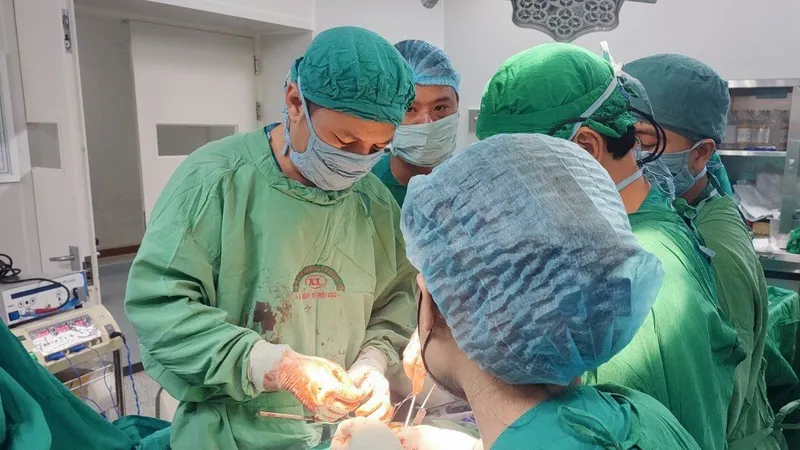Nam thanh niên bị dao đâm rách màng tim được phẫu thuật cấp cứu kịp thời