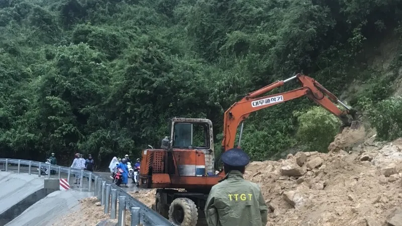 Quảng Nam: Thông xe đoạn sạt lở đèo Le; Quốc lộ 14H ngập sâu