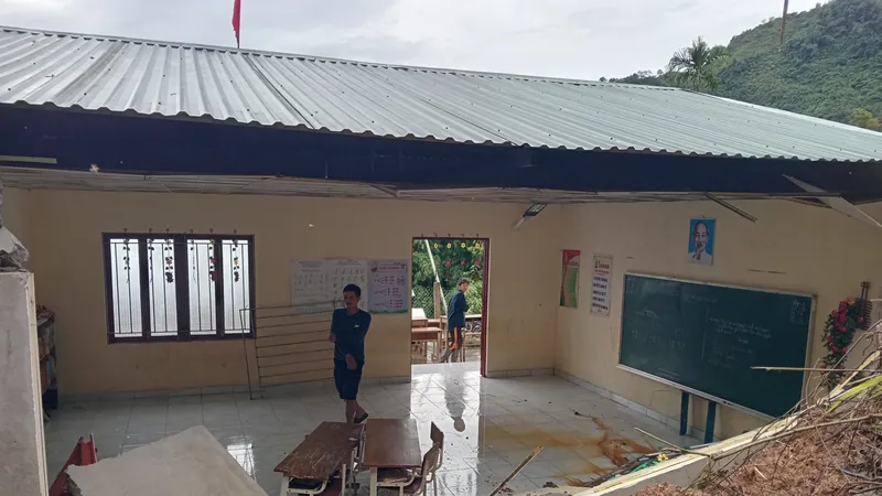 Phòng học thuộc huyện vùng cao Nam Trà My bị hư hỏng do sạt lở