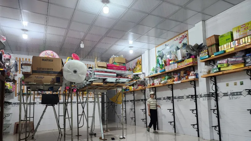 Đồ đạc được người dân vùng "rốn lũ" tỉnh Quảng Nam chủ động đưa lên nơi cao ráo