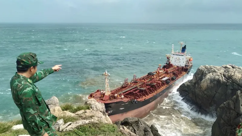 Quảng Nam: Một tàu hàng không có người lái bị sóng đánh dạt vào đảo Cù Lao Chàm
