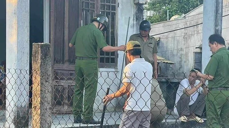 Lực lượng công an khám nghiệm hiện trường vụ án