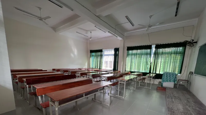 Một trong hai lớp học tại Trường Cao đẳng Y tế Quảng Nam được giảng viên thông báo cho sinh viên nghỉ học 
