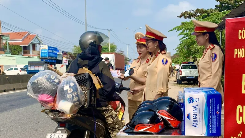 Một tổ tiếp sức của CSGT Quảng Nam hỗ trợ người lao động từ miền Nam về quê ăn tết khi đi qua địa bàn tỉnh