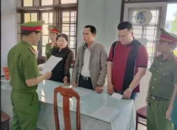 Cơ quan công an đọc quyết định bắt tạm giam 3 đối tượng