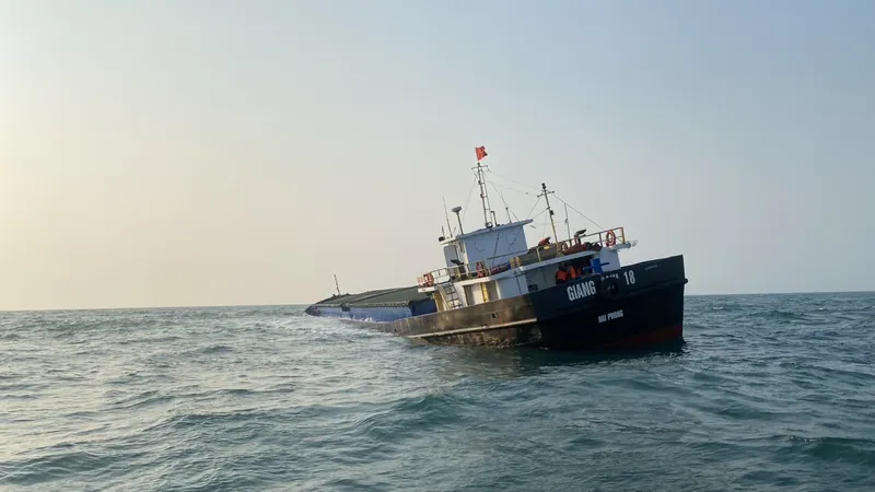 Ứng cứu tàu hàng có nguy cơ bị chìm trên vùng biển Cù Lao Chàm
