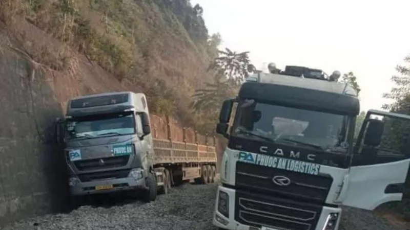 Nhiều đoạn trên Quốc lộ 14D đi lại rất khó khăn, ách tắc giao thông thường xuyên